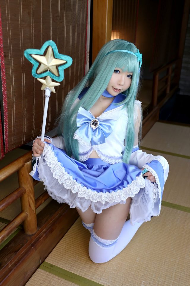 日暮りん Tバックが食い込んだ尻がエロい 『東方project』 東風谷早苗のコスプレ画像