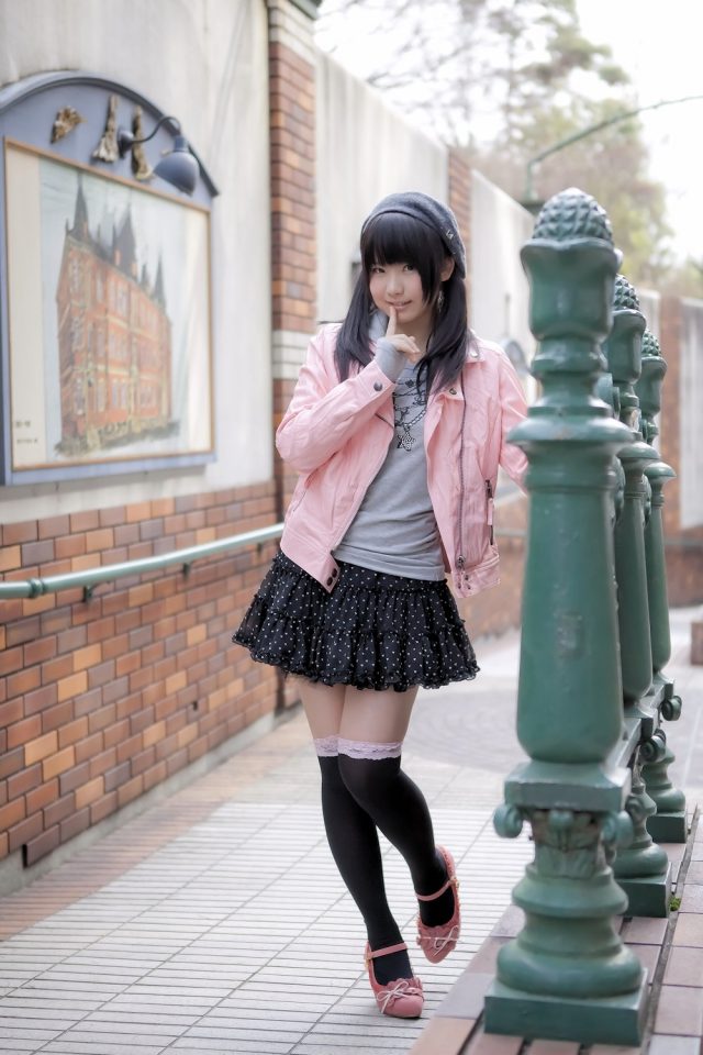 えなこ ムチムチな太ももにパンチラしそうなミニスカがエロい 私服コスプレ画像