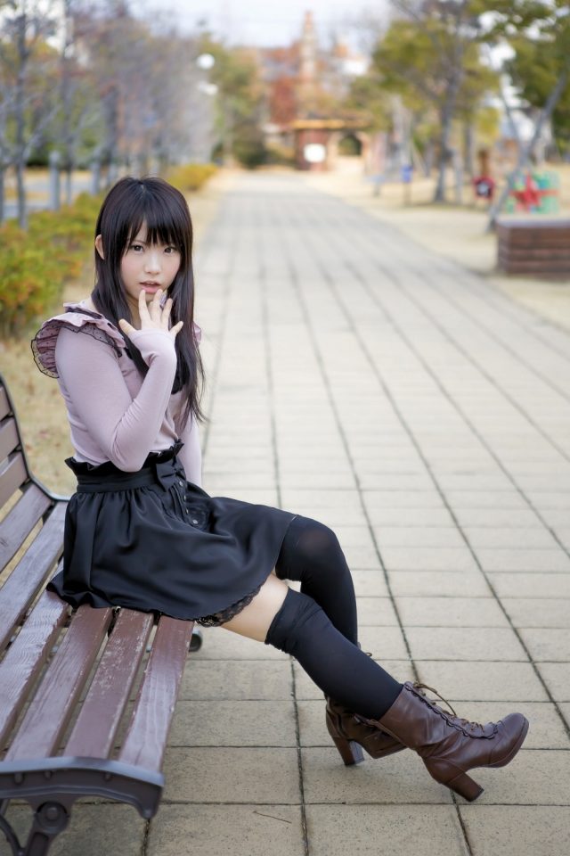 えなこ ムチムチな太ももにパンチラしそうなミニスカがエロい 私服コスプレ画像
