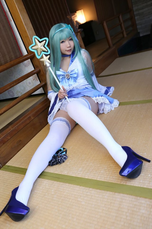 日暮りん Tバックが食い込んだ尻がエロい 『東方project』 東風谷早苗のコスプレ画像