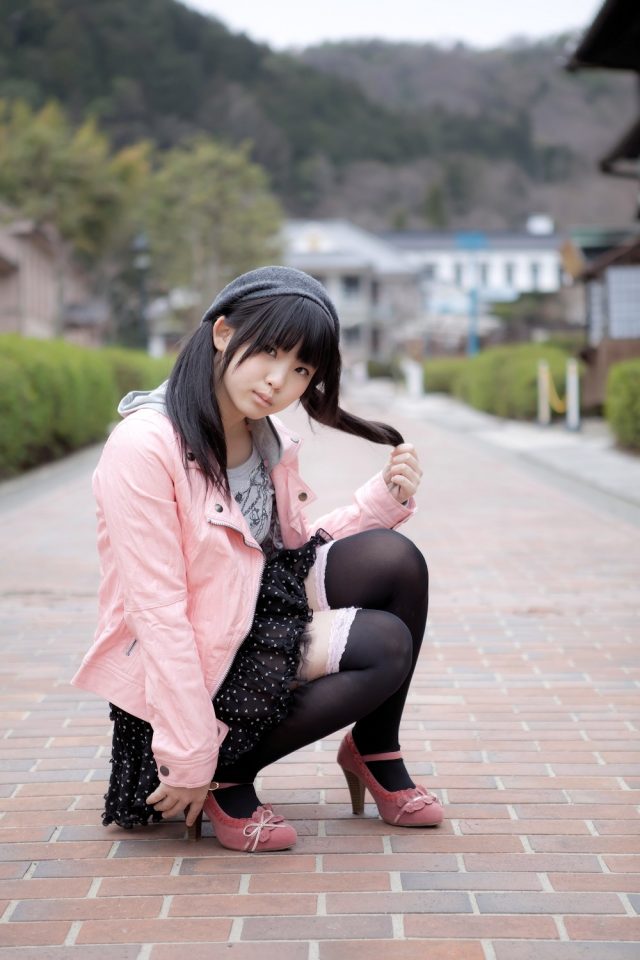 えなこ ムチムチな太ももにパンチラしそうなミニスカがエロい 私服コスプレ画像