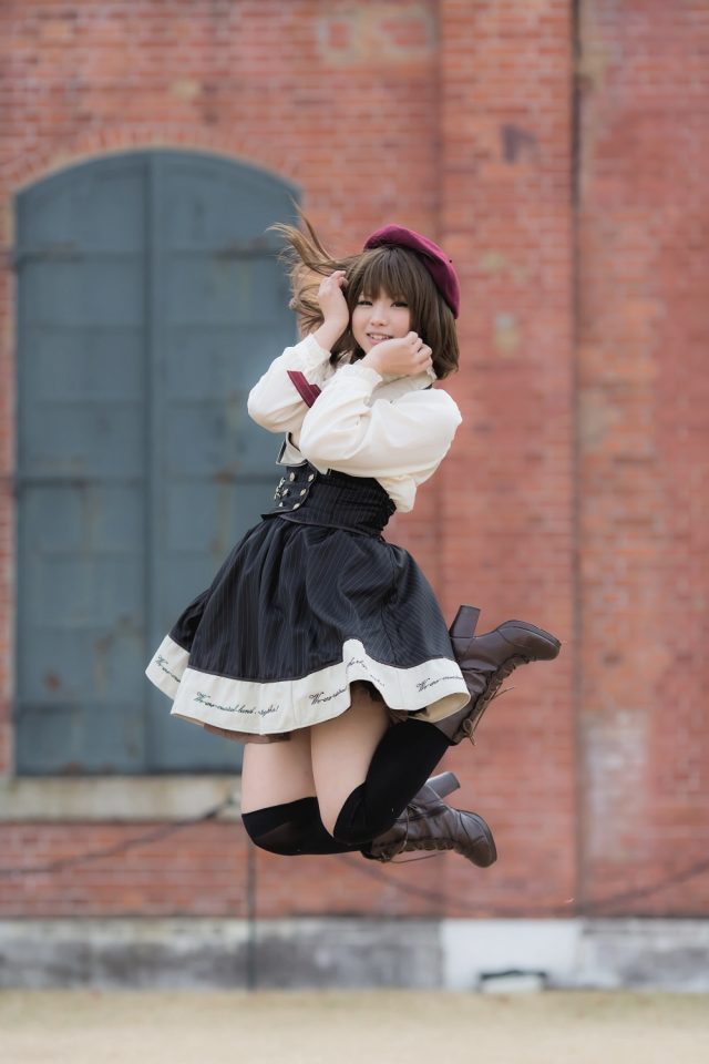 えなこ ムチムチな太ももにパンチラしそうなミニスカがエロい 私服コスプレ画像