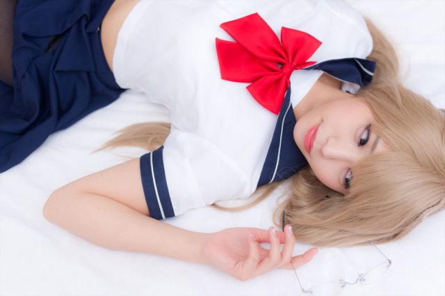 コスプレイヤーつぐ ストッキング越しに透けるパンツがエロい 『超昂天使エスカレイヤー』 高円寺沙由香のセーラー服コスプレ画像