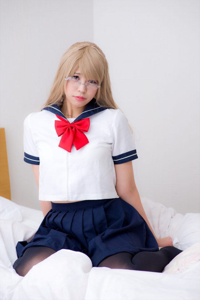 コスプレイヤーつぐ ストッキング越しに透けるパンツがエロい 『超昂天使エスカレイヤー』 高円寺沙由香のセーラー服コスプレ画像