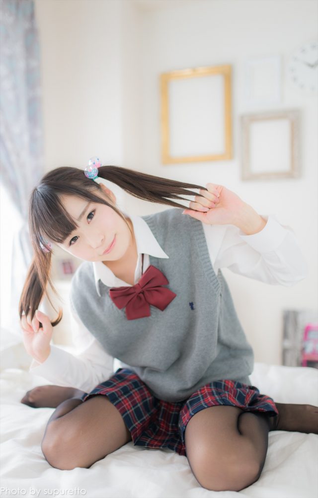 逢坂愛 制服コスプレでパンチラやハミ毛がエロい画像