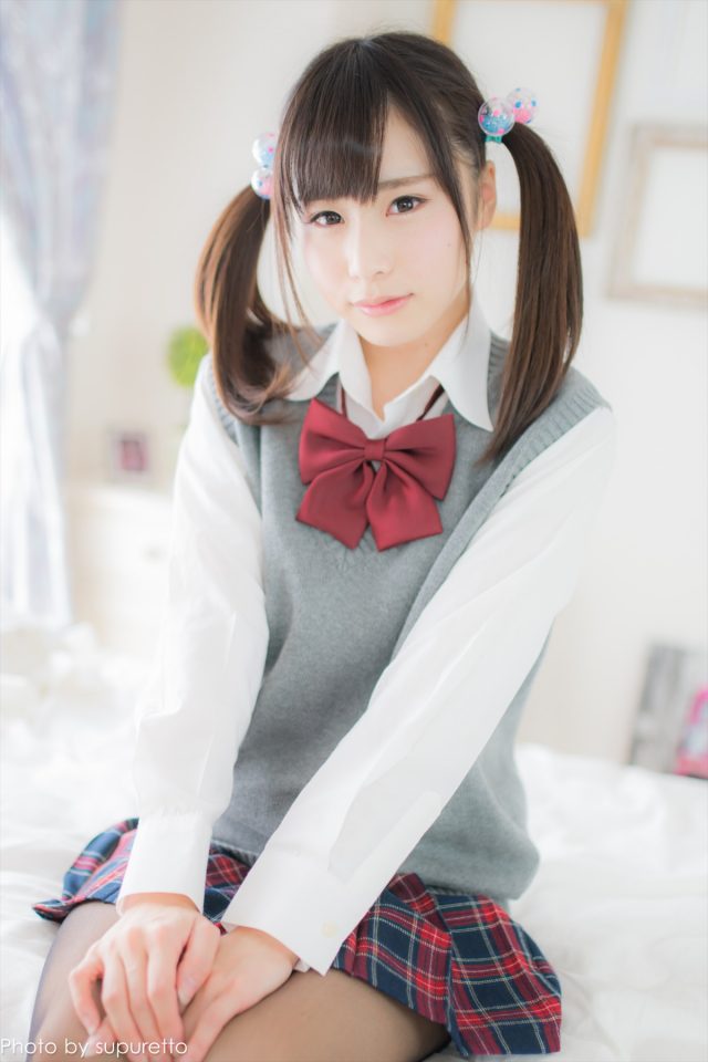 逢坂愛 制服コスプレでパンチラやハミ毛がエロい画像