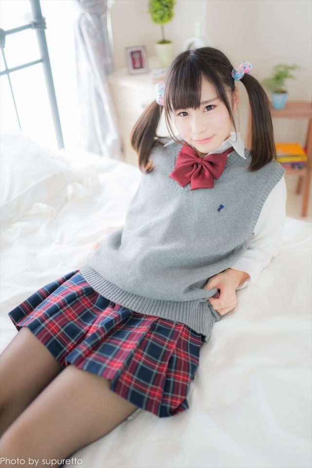 逢坂愛 制服コスプレでパンチラやハミ毛がエロい画像