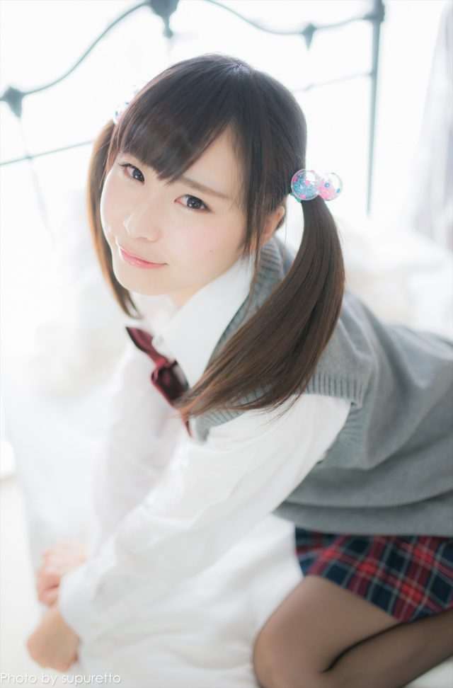 逢坂愛 制服コスプレでパンチラやハミ毛がエロい画像