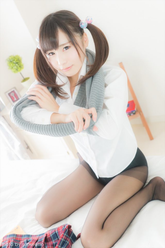 逢坂愛 制服コスプレでパンチラやハミ毛がエロい画像