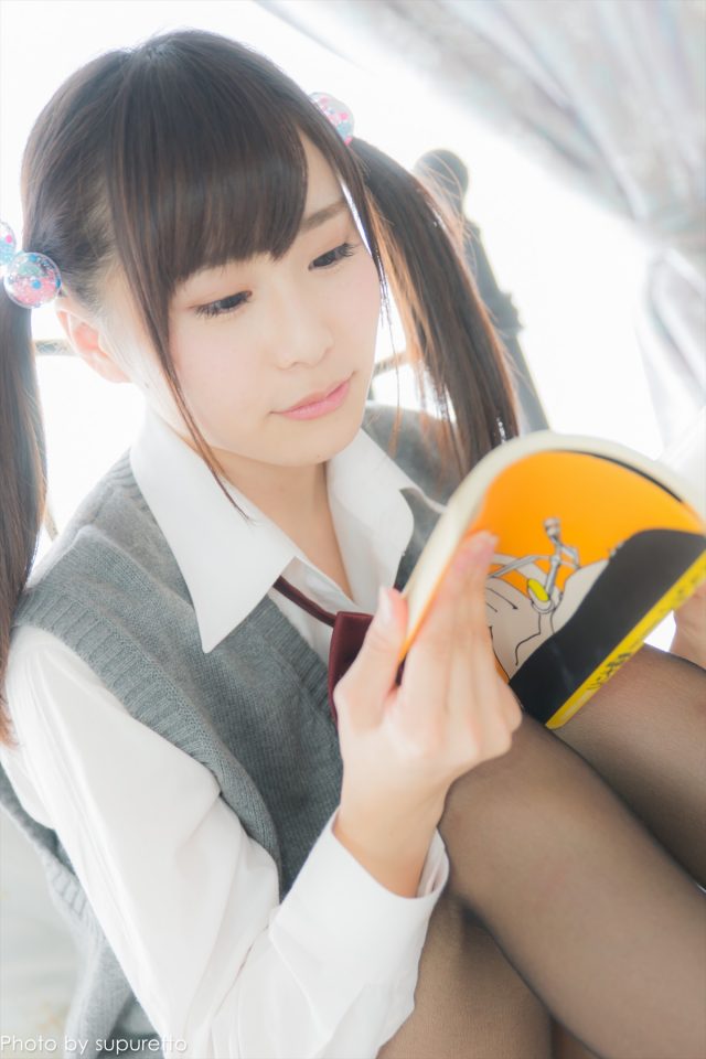 逢坂愛 制服コスプレでパンチラやハミ毛がエロい画像