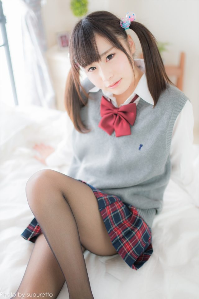 逢坂愛 制服コスプレでパンチラやハミ毛がエロい画像