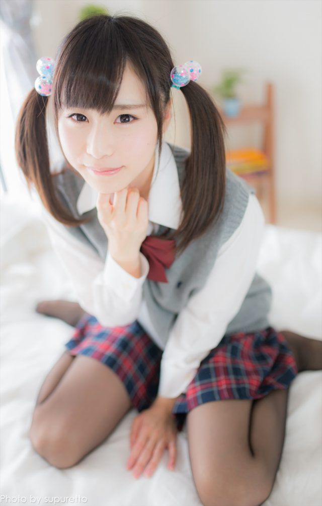 逢坂愛 制服コスプレでパンチラやハミ毛がエロい画像