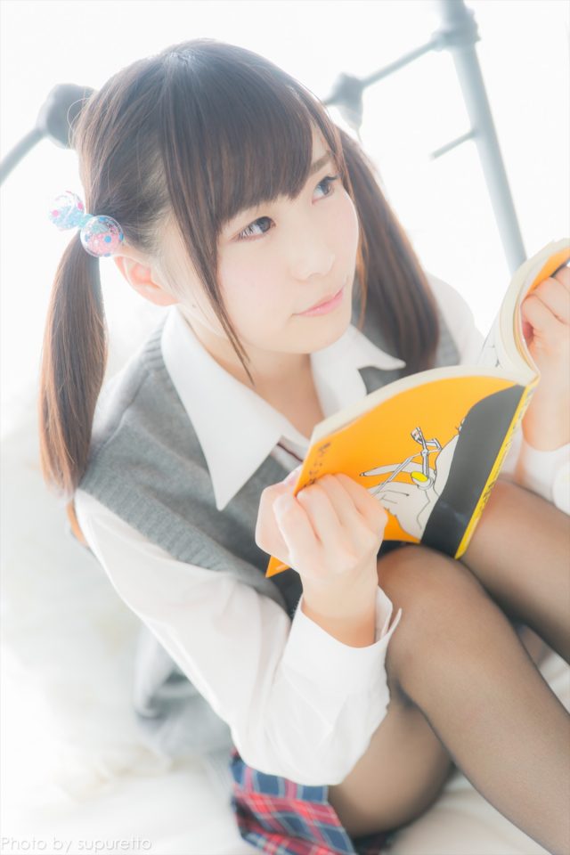 逢坂愛 制服コスプレでパンチラやハミ毛がエロい画像