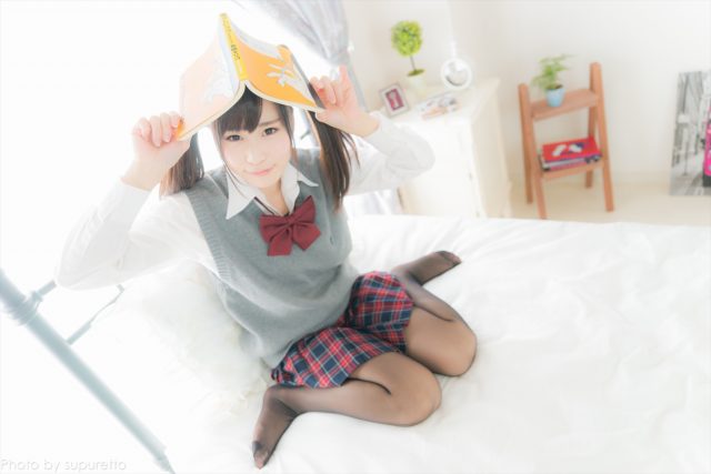 逢坂愛 制服コスプレでパンチラやハミ毛がエロい画像