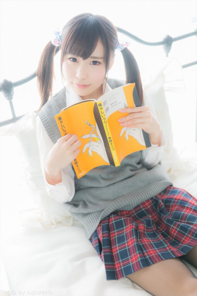 逢坂愛 制服コスプレでパンチラやハミ毛がエロい画像