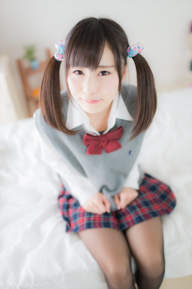 逢坂愛 制服コスプレでパンチラやハミ毛がエロい画像
