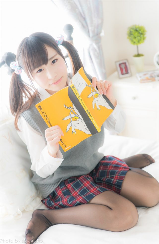 逢坂愛 制服コスプレでパンチラやハミ毛がエロい画像
