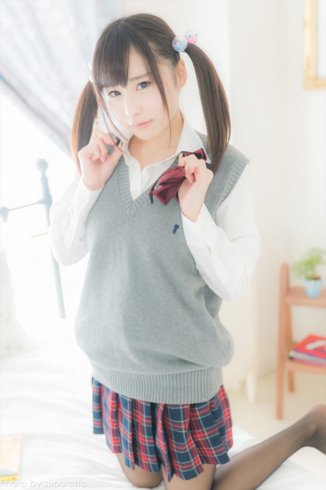 逢坂愛 制服コスプレでパンチラやハミ毛がエロい画像
