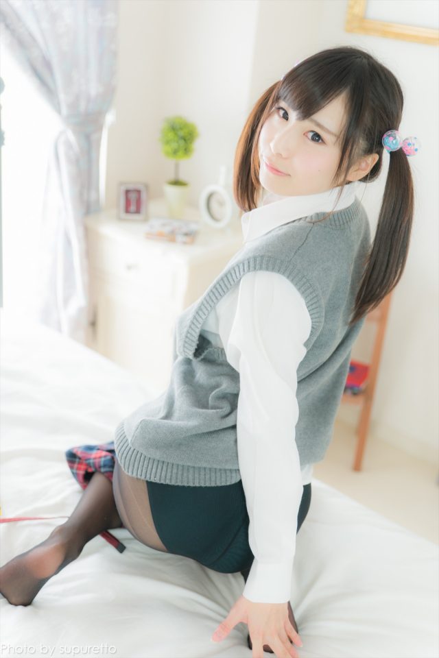 逢坂愛 制服コスプレでパンチラやハミ毛がエロい画像