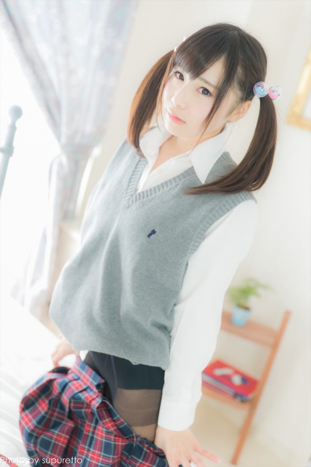 逢坂愛 制服コスプレでパンチラやハミ毛がエロい画像