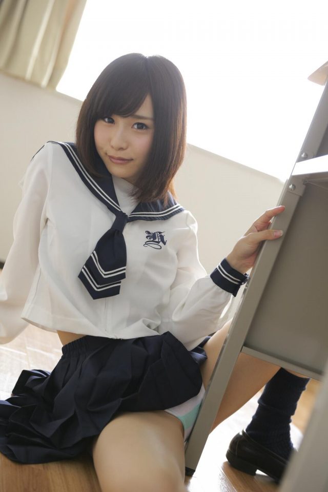 逢坂愛 制服コスプレでパンチラやハミ毛がエロい画像