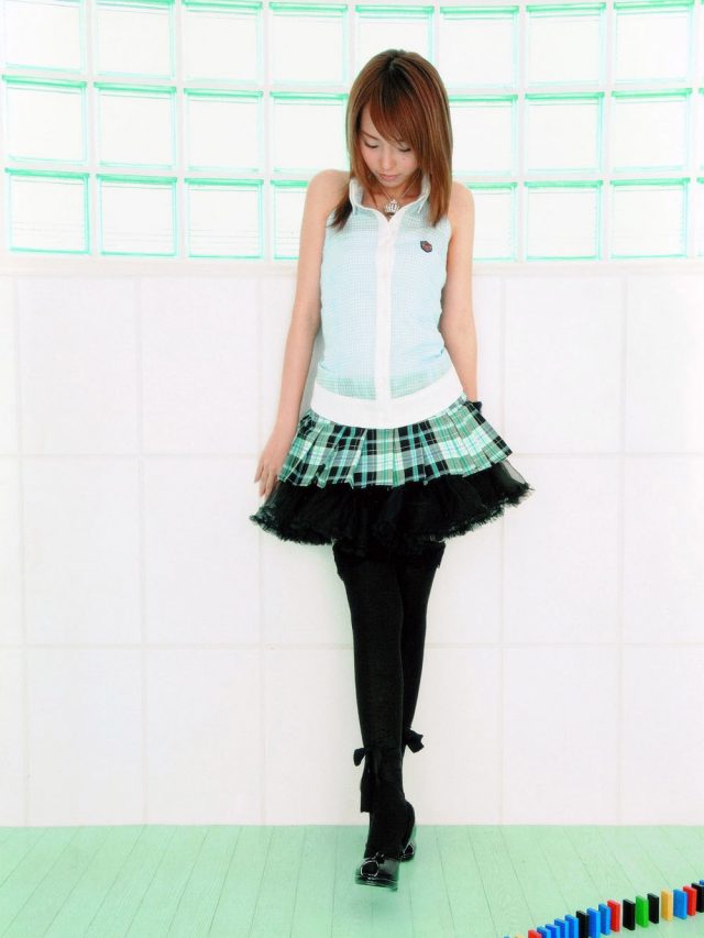 平野綾 パンツが見えそうなほど短いミニスカがエロい画像