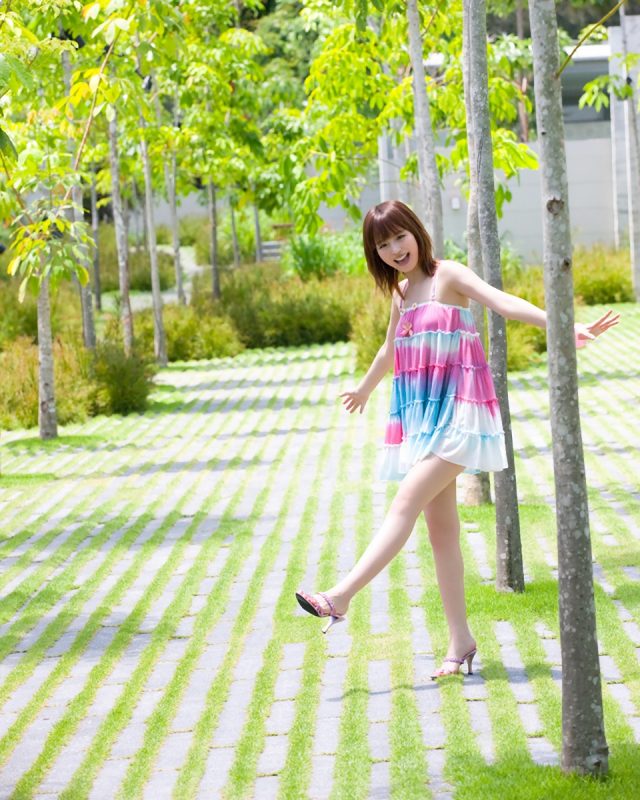 平野綾 パンツが見えそうなほど短いミニスカがエロい画像