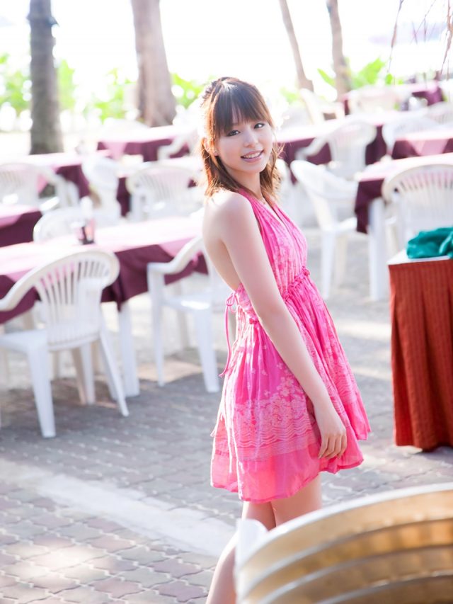 平野綾 パンツが見えそうなほど短いミニスカがエロい画像