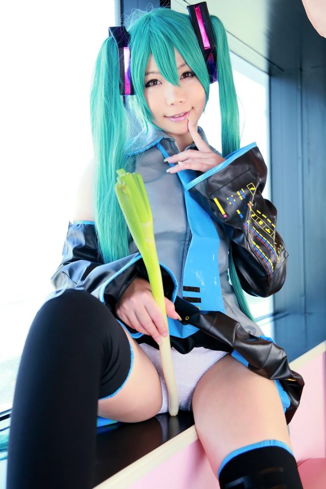 日暮りん ネギオナニーや食い込みパンチラがエロい 初音ミクのコスプレ画像