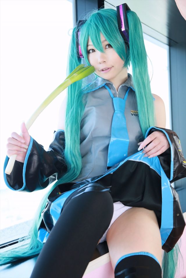 日暮りん ネギオナニーや食い込みパンチラがエロい 初音ミクのコスプレ画像