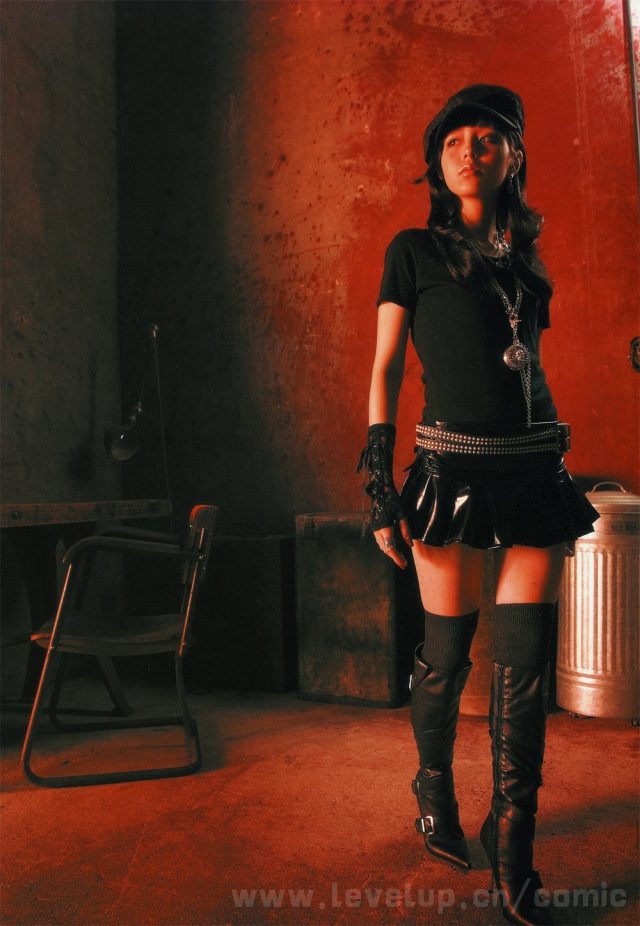 平野綾 パンツが見えそうなほど短いミニスカがエロい画像