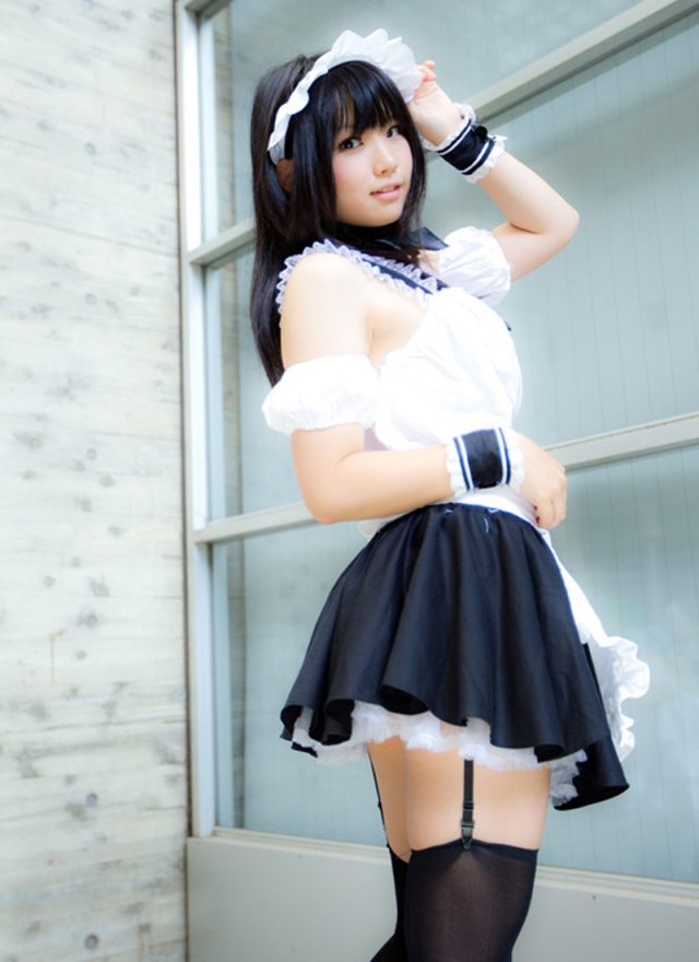 えなこ ムチムチな太ももが衣装から露出したメイドのコスプレがエロい画像