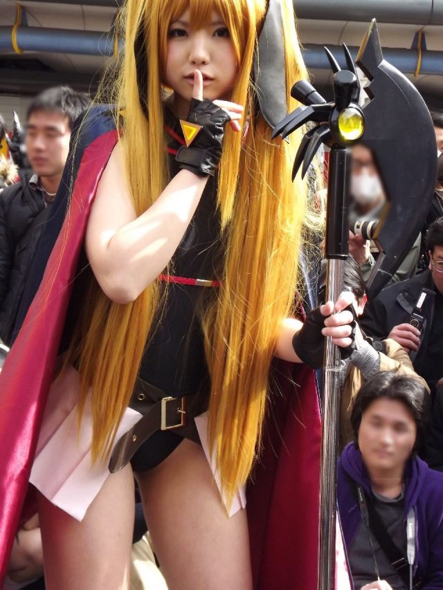 えなこ ムチムチな太ももが衣装から露出した金色の闇コスプレがエロい画像