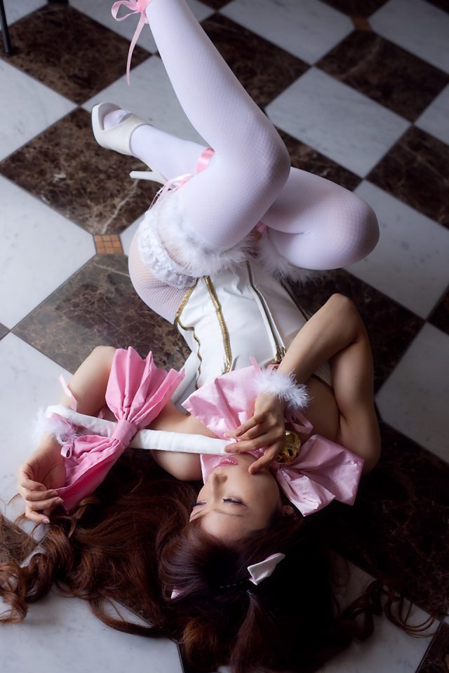 コスプレイヤー 岸本薫 女尻ポーズがエロい! 『DEAD OR ALIVE』 ティナのコスプレ画像