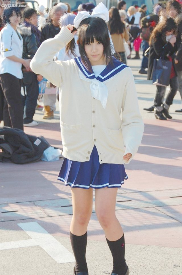 えなこ ムチムチな太ももが衣装から露出した高嶺愛花のコスプレがエロい画像