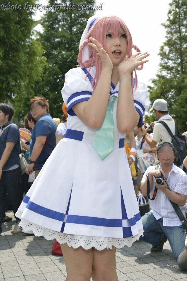 えなこ ムチムチな太ももが衣装から露出した金色の闇コスプレがエロい画像