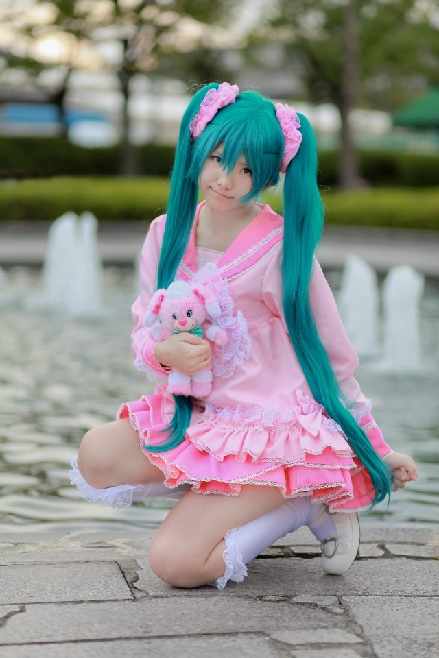 えなこ ムチムチな太ももが衣装から露出した初音ミクのコスプレがエロい画像