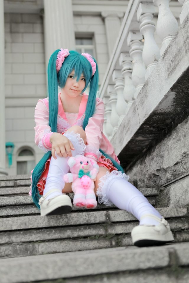 えなこ ムチムチな太ももが衣装から露出した初音ミクのコスプレがエロい画像
