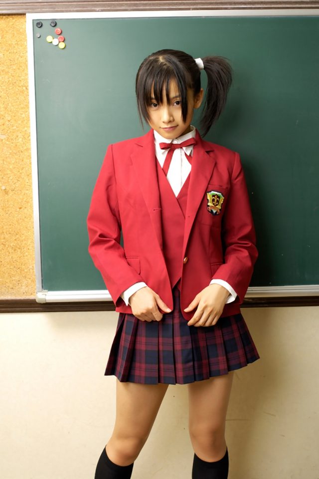 コスプレイヤー松永亜矢香(まつながあやか) 『魔法先生ネギま』 パンチラしそうな際どいポーズがエロい桜咲刹那の制服コスプレ画像