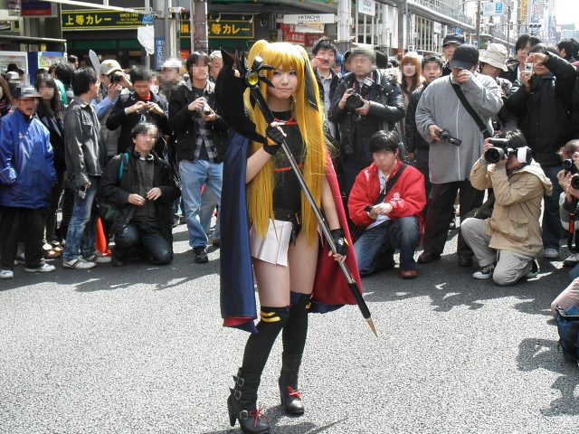 えなこ ムチムチな太ももが衣装から露出した金色の闇コスプレがエロい画像