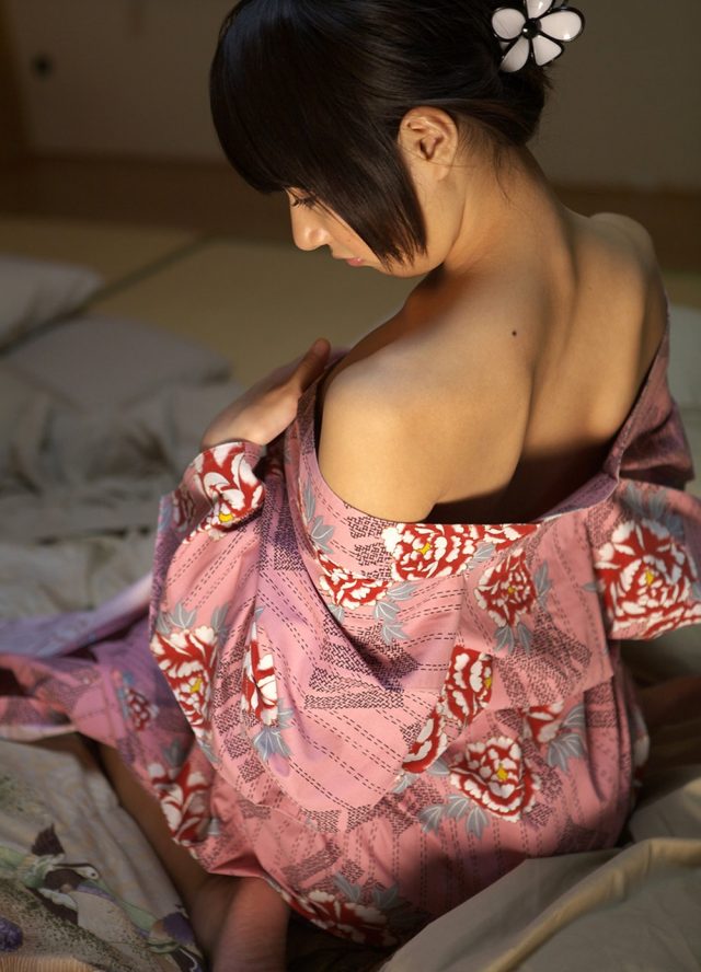 由愛可奈（ゆめかな） 浴衣コスプレ 開けた浴衣から乳首やマン毛が丸見えのエロ画像