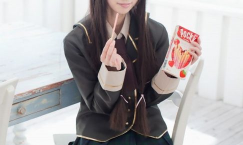 コスプレイヤー璃波(りなみ) 『僕は友達が少ない』 三日月夜空コスプレでミニスカから見える太ももがエロい画像