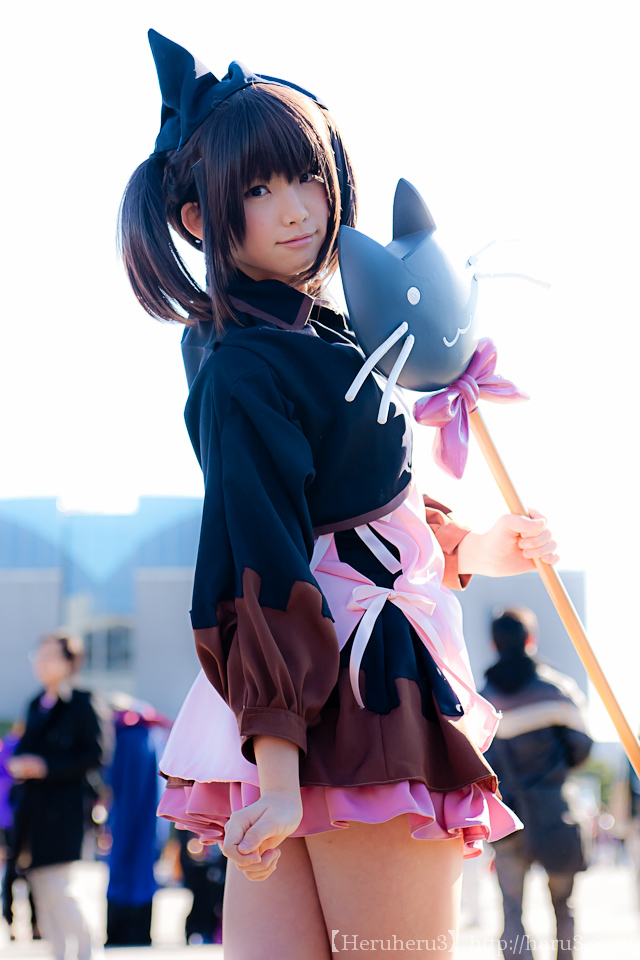 えなこ ムチムチな太ももが衣装から露出した黒猫のコスプレがエロい画像