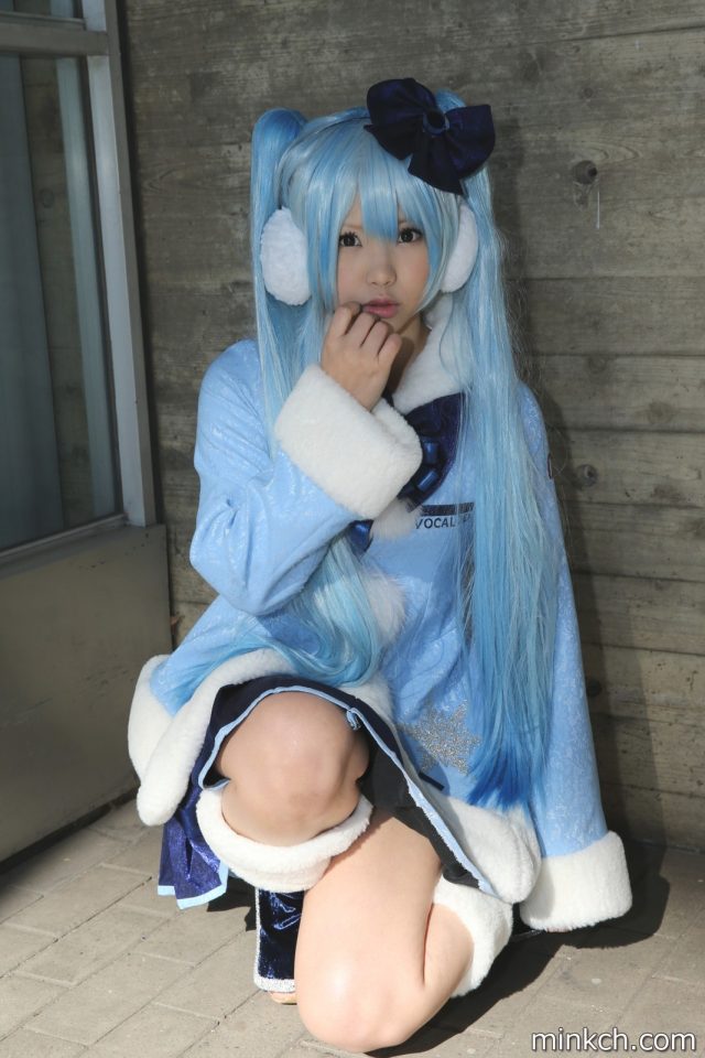 えなこ ムチムチな太ももが衣装から露出した雪ミクのコスプレがエロい画像