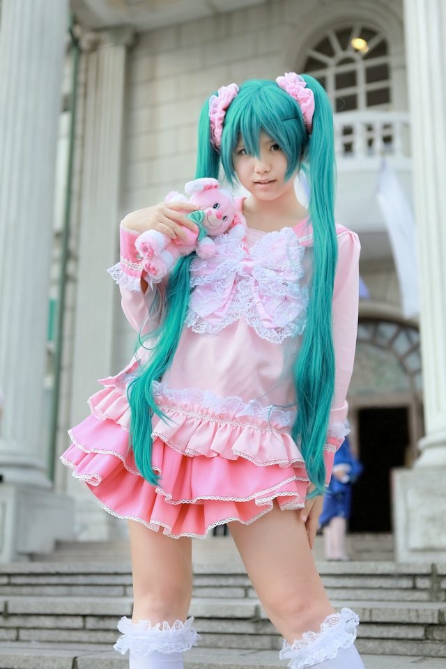 えなこ ムチムチな太ももが衣装から露出した初音ミクのコスプレがエロい画像