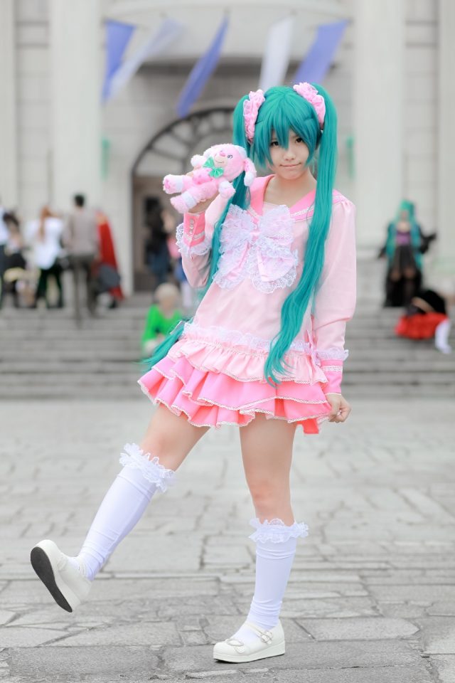 えなこ ムチムチな太ももが衣装から露出した初音ミクのコスプレがエロい画像