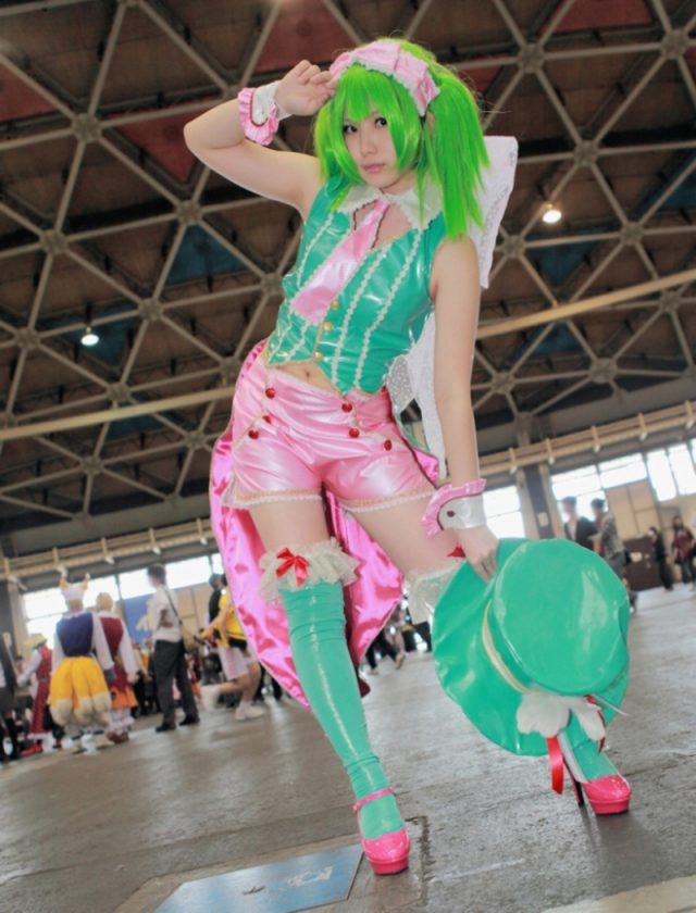 えなこ ムチムチな太ももが衣装から露出した初音ミクのコスプレがエロい画像