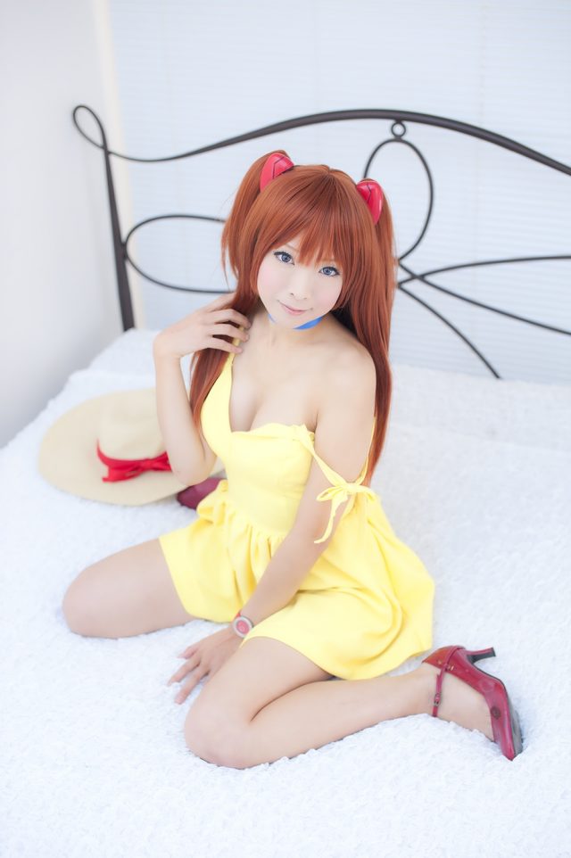 コスプレイヤー 真白ゆき 食い込んだパンツがエロい アスカ（新世紀エヴァンゲリオン）の私服コスプレ画像