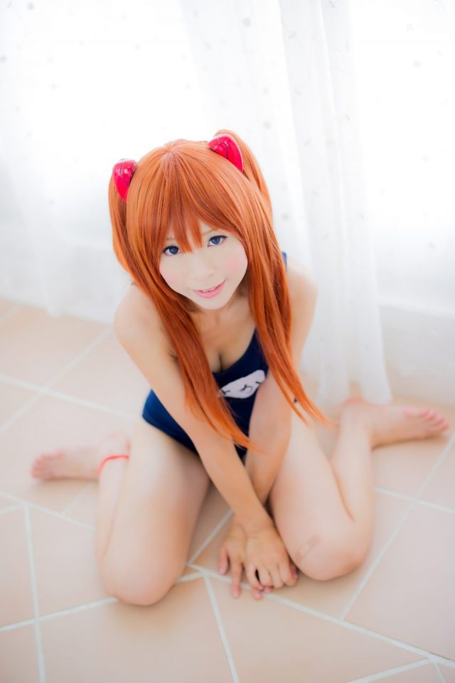 コスプレイヤー 真白ゆき 体のラインが丸出しでエロい アスカ(新世紀エヴァンゲリオン)のスク水コスプレ画像