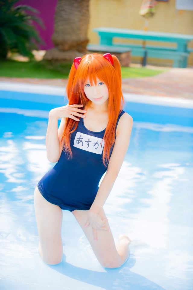 コスプレイヤー 真白ゆき 体のラインが丸出しでエロい アスカ(新世紀エヴァンゲリオン)のスク水コスプレ画像